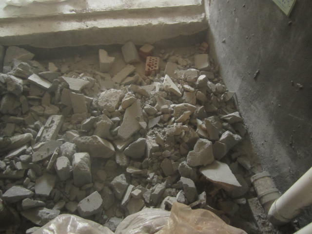 这年头谁还用传统卫生间呀？管道脏乱丑，还好我家当初没选错！