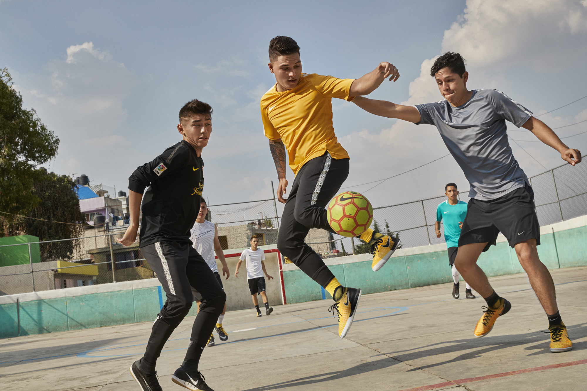 足球鞋美津侬和亚瑟士缓震,足球鞋中底软会怎么样