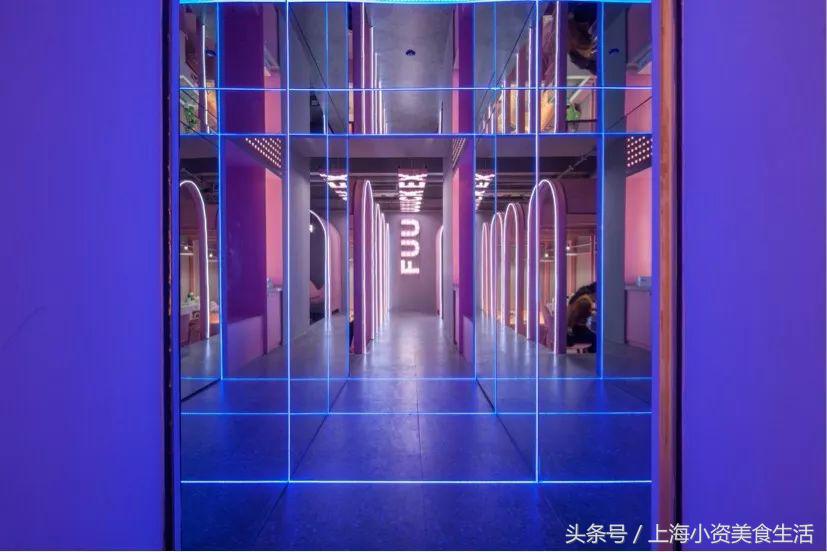 别再盯着霓虹灯拍了！海洋球主题店了解一下！