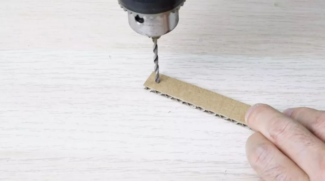 怎么用纸板制作电脑小子玩具,用纸板做的棍子玩具