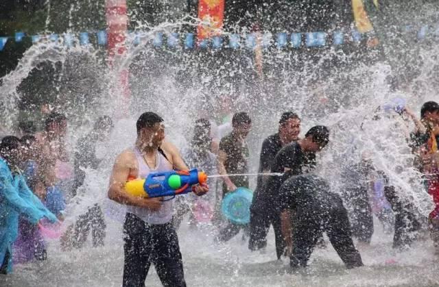 对不起！我要请假回家过泼水节，不然我们寨子要输了！