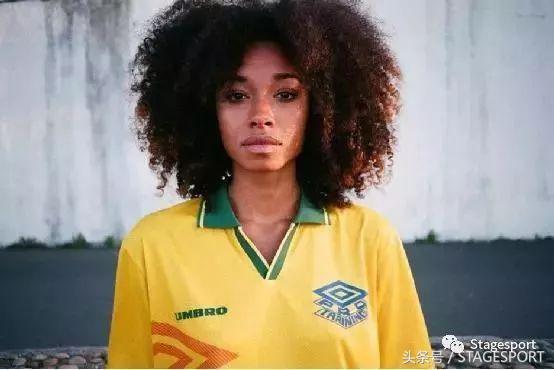 谁说打篮球就一定要穿好的球鞋,supreme白色足球衣