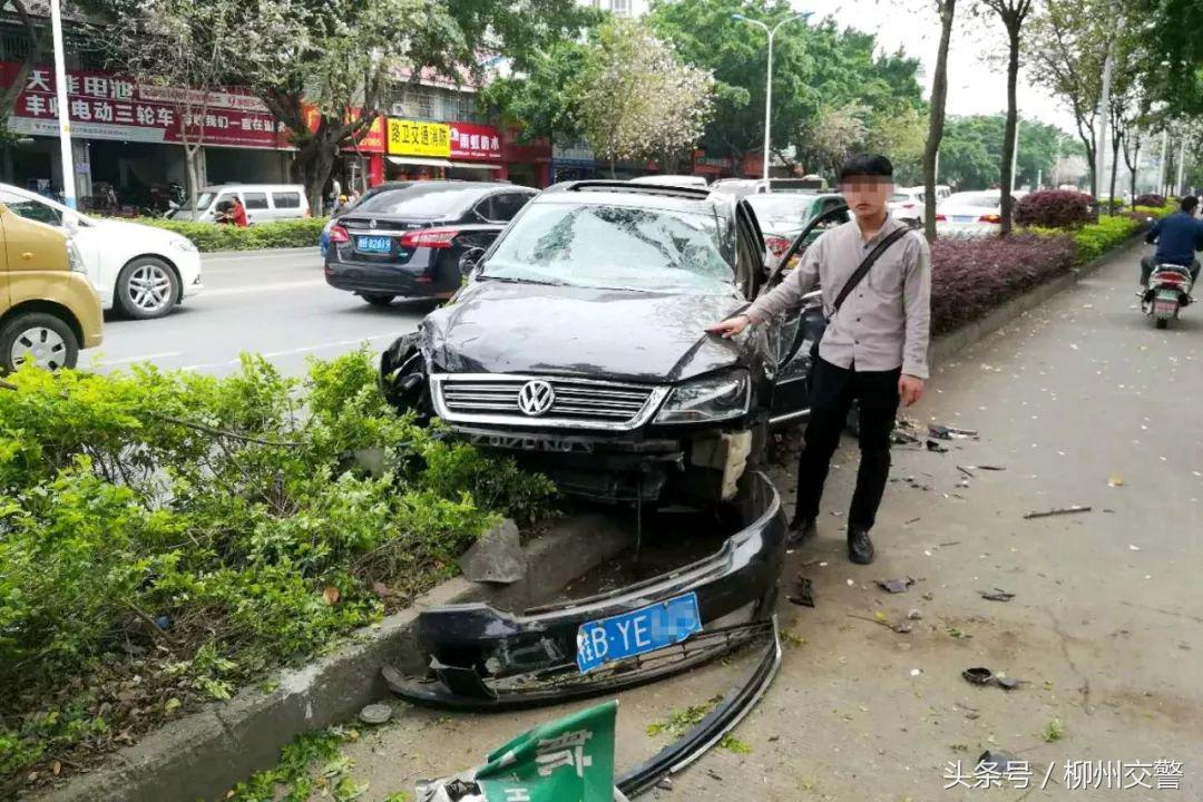 【内附视频】小客车“倒立”！小轿车“练地”带倒路灯！这样的特技大片可不好