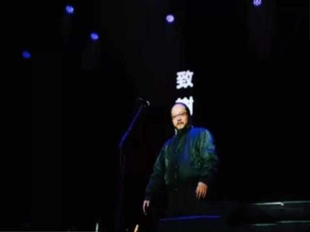 曾是天后王菲深爱的男人，摇滚界的领军人物，现落魄到骑单车？