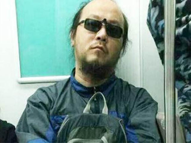 曾是天后王菲深爱的男人，摇滚界的领军人物，现落魄到骑单车？