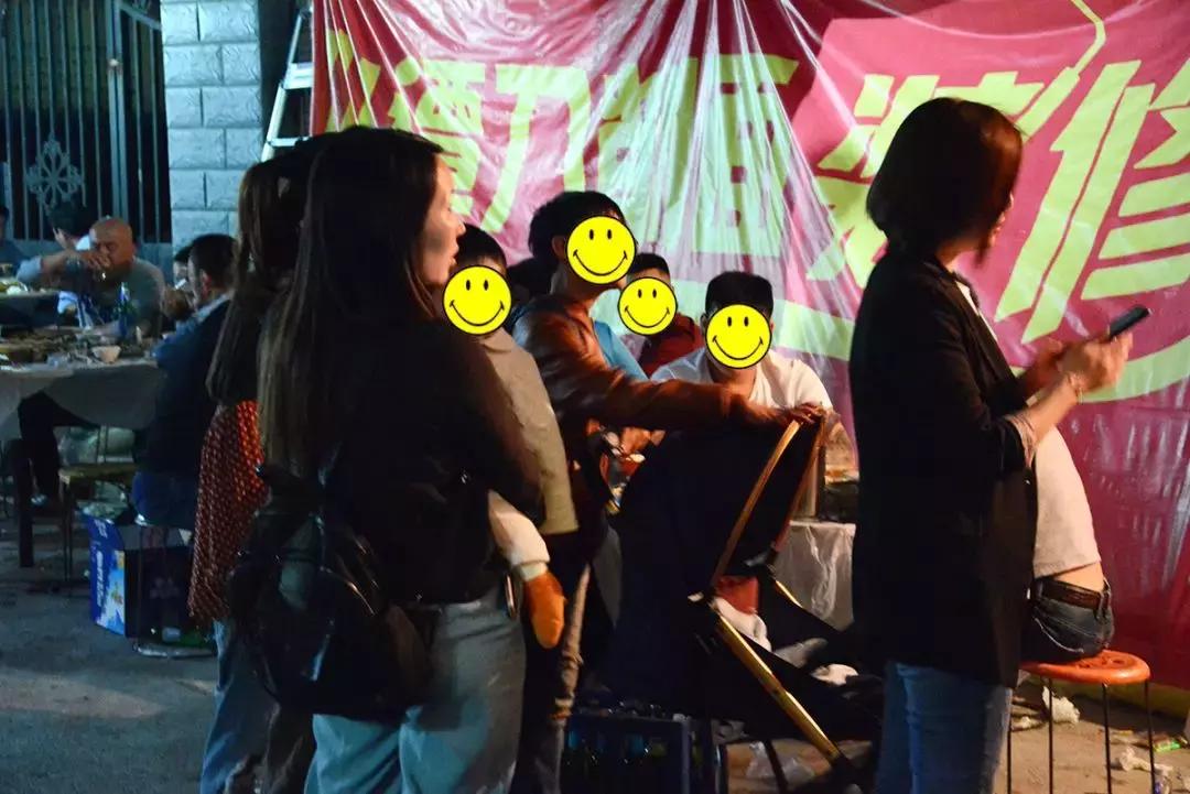 一天卖100斤面！阜阳这家刀削面，一到晚上门口就火到堵路