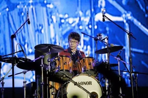 「*月天五**」风光无限，只因我们看到他的困难时他已经站起来了