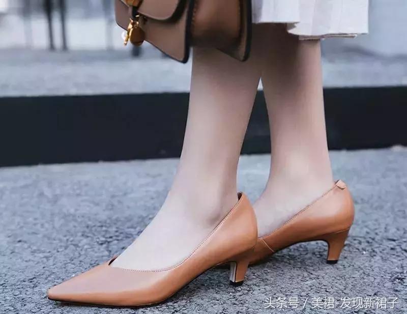 高跟鞋不跟脚前面磨小指,高跟鞋大拇指往下磨脚怎么办