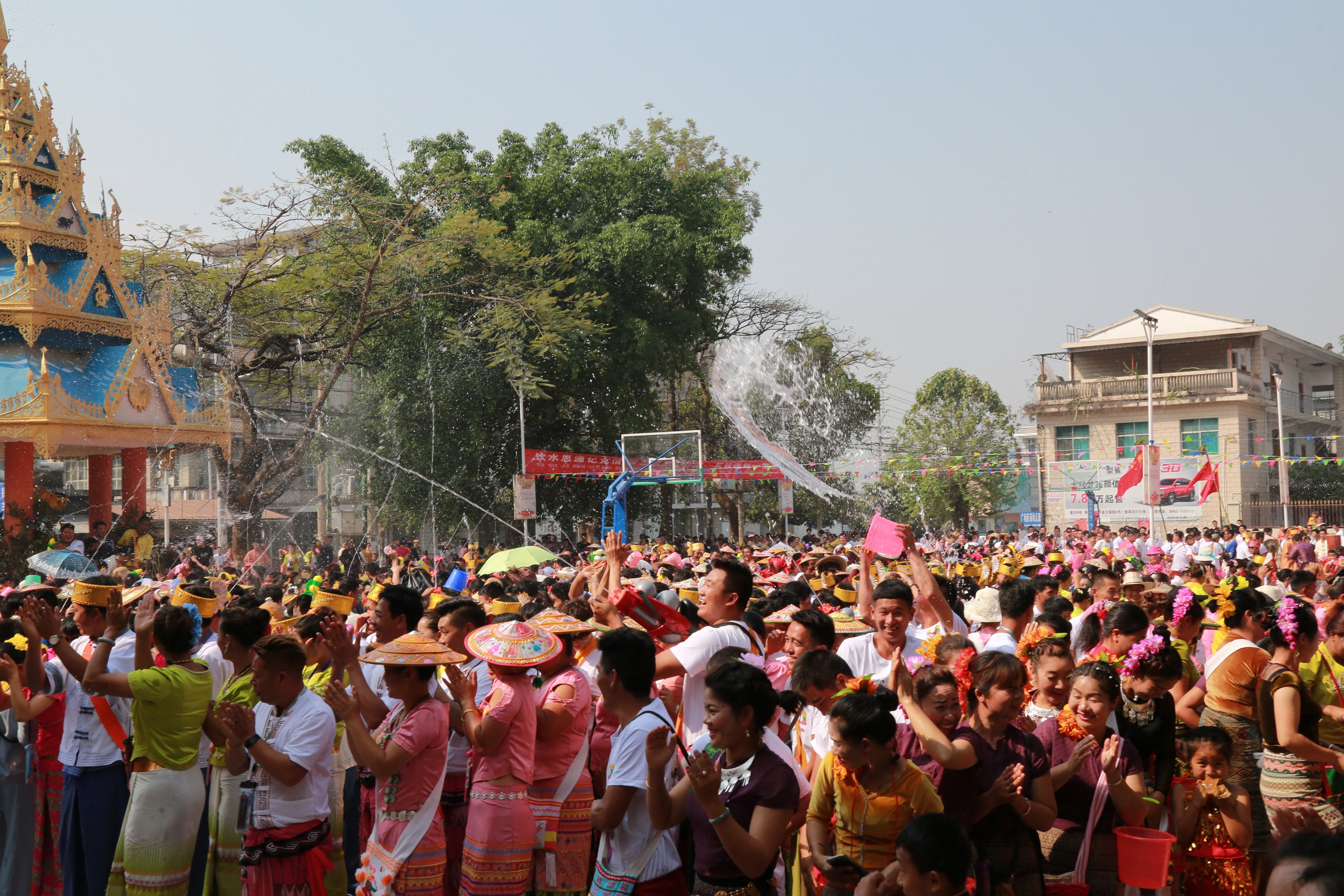 景洪泼水节今年还过吗,连山原生态景区皇后山泼水节
