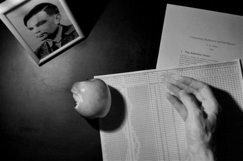 苹果logo纪念哪个科学家,iphonelogo为什么会被记住