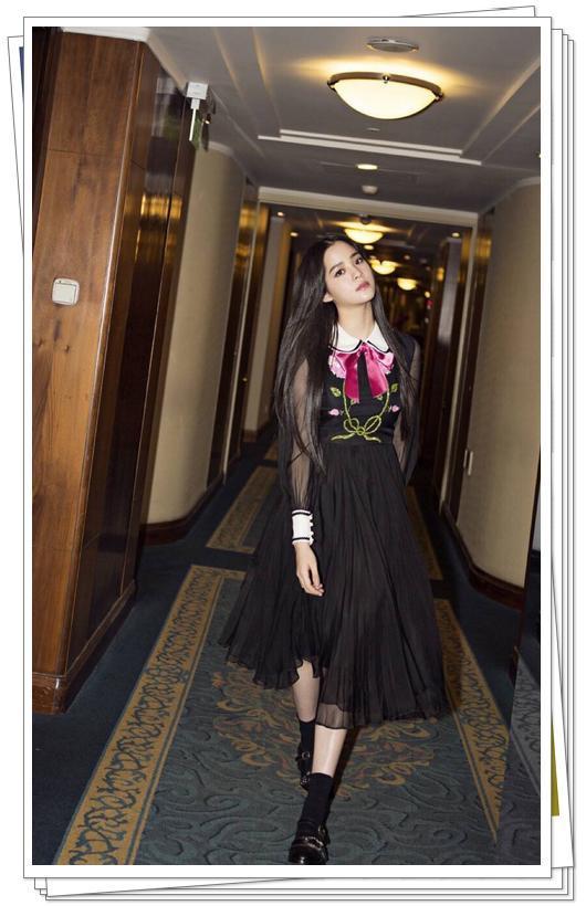 欧阳娜娜上面开好大，下面遮不住，网友：她真的只有18岁吗？