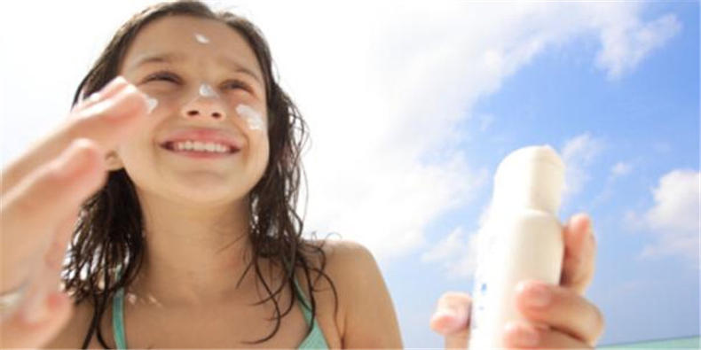 夏天只涂防晒霜的正确步骤,夏天涂防晒霜的正确方法