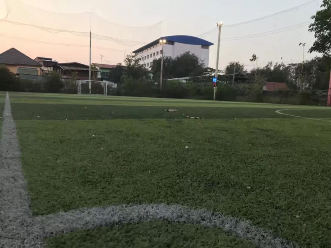 盘点:炼尸房边、大海之滨和群山环绕的泰国十大神奇球场