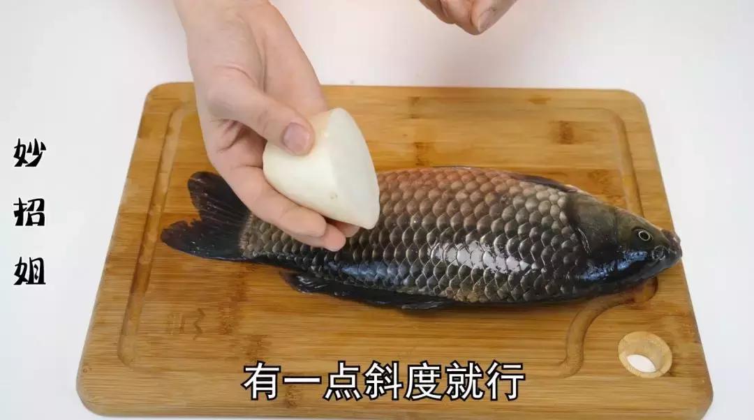 刮鱼鳞把鱼皮刮下来了,刮鱼鳞刮急了把鱼扔了