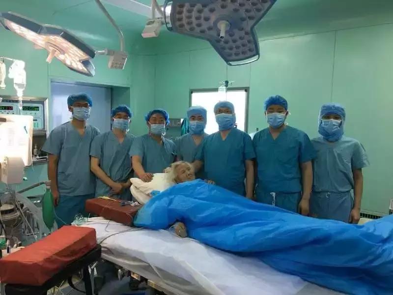 71岁大爷去医院做手术,94岁高龄医生做手术