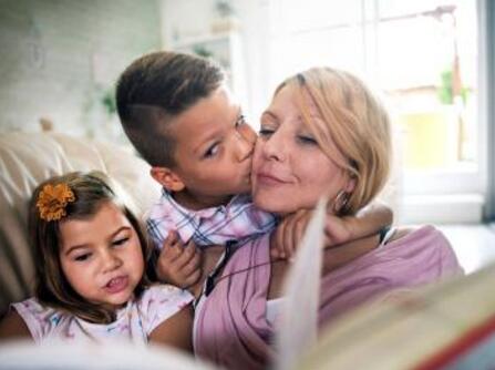 怀孕脸上能抹护肤品吗,怀孕了可以在脸上抹护肤品吗