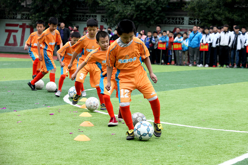 日本足球青训基本功训练,日本足球青训球感游戏