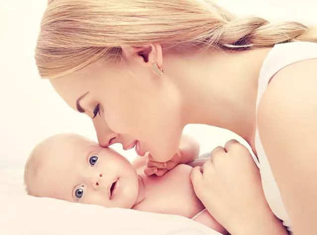 一个多月宝宝为什么只要妈妈抱,宝宝几个月就只认妈妈