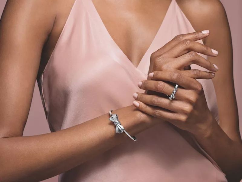 香奈儿能成为奢侈品吗,香奈儿经典手袋价格突破8万