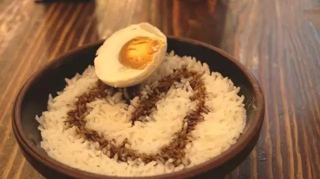 长沙老板也太“黑心”了！这么黑的食物也给我吃！