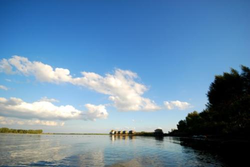 哈尔滨野狼湖，为东北最大的内陆平原湖，是野生狼栖息的天然场所
