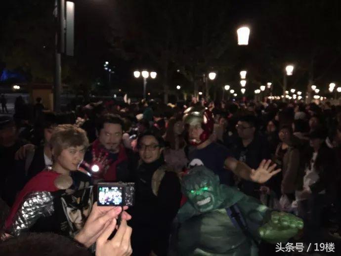 上海迪士尼爆满人挤人,上海迪士尼乐园实时排队人数