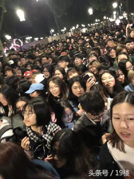 上海迪士尼爆满人挤人,上海迪士尼乐园实时排队人数