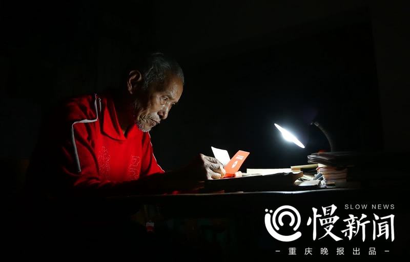 拾荒校长捐衣服,88岁校长捐赠百万助学