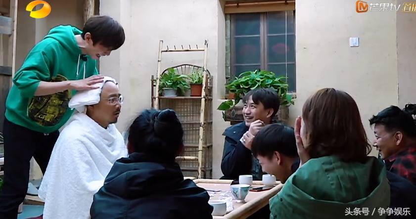 张杰用方言说话被何炅一秒认出,张杰参加节目全程说英语还被认出