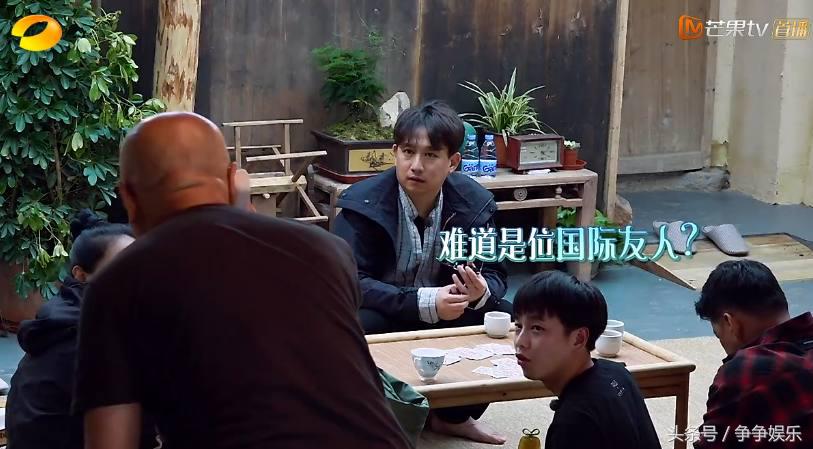 张杰用方言说话被何炅一秒认出,张杰参加节目全程说英语还被认出