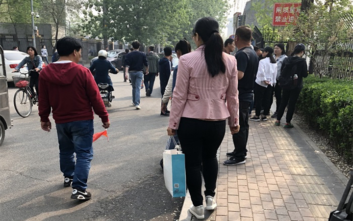 V早报：德胜门前旅游*子骗**团伙冒充志愿者骗游客上黑车