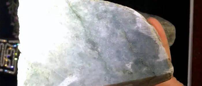 翡翠原石皮壳紧密,翡翠原石应该如何辨别皮壳