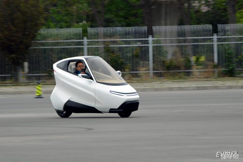 体验感极强的电动车,现代感很强的两轮电动车