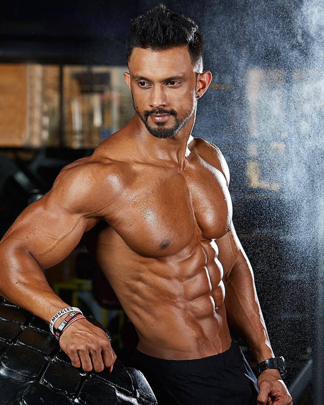 双杠臂屈伸十大禁忌,双杠臂屈伸易犯毛病