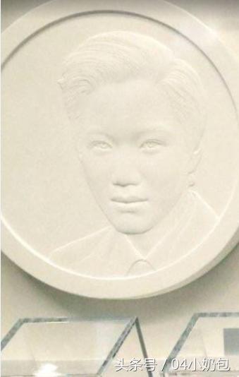 EXO纪念章发行爱丽们：饭上这个团，真赞！