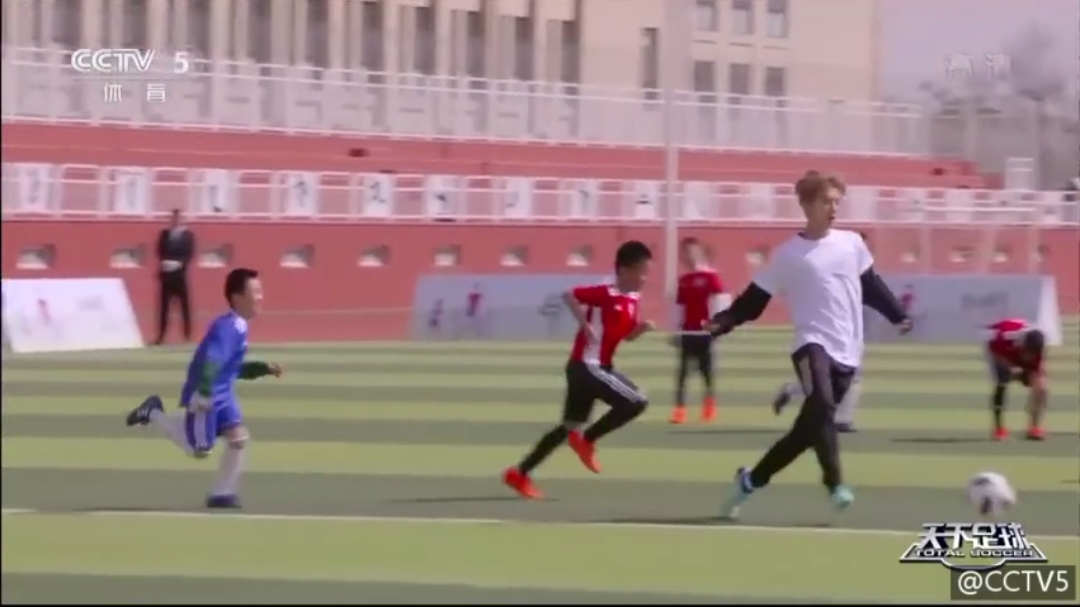 鹿晗谈足球视频,鹿晗足球大秀集锦