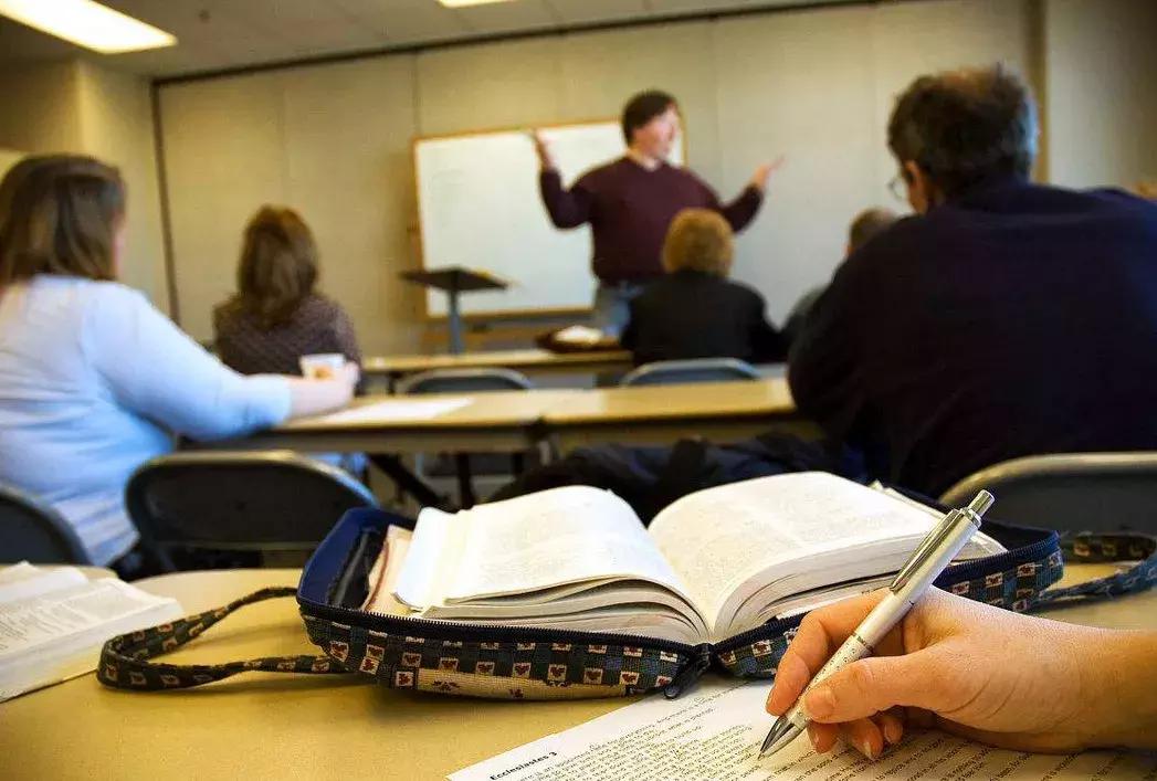 1万字800元,毕业季*文代论写**、买卖行为是不是“替考”?能不能入刑?