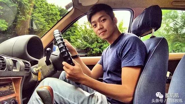 足球小哥去当兵了还拍照，鲜嫩可口会不会被……？