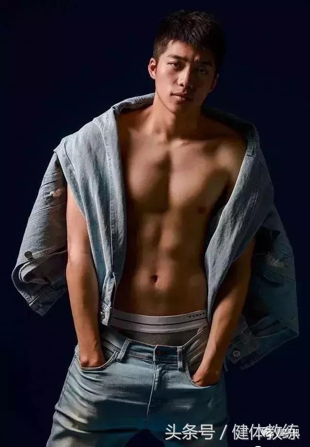 足球小哥去当兵了还拍照，鲜嫩可口会不会被……？