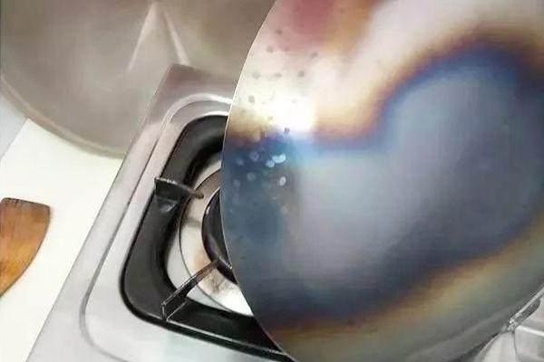 铁锅生锈用它擦一擦保证干净如新,熬粥铁锅生锈了怎么除锈最快