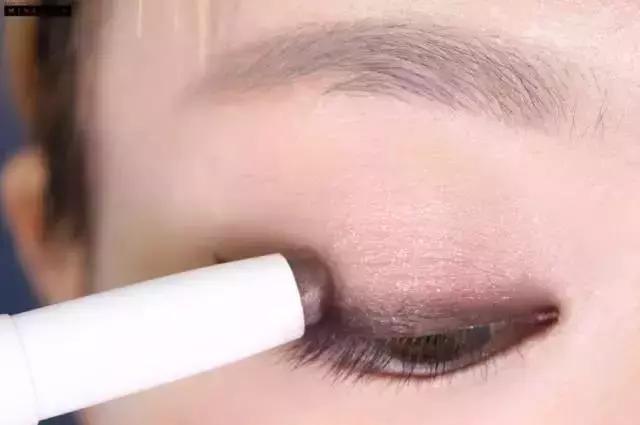 单眼皮肿眼泡无神怎么办,单眼皮肿眼泡眼妆怎么化