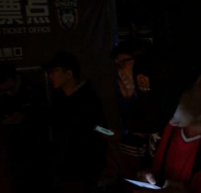 凌晨四点冒雨排长队，只为一张西北狼的球票，这样的人最可爱