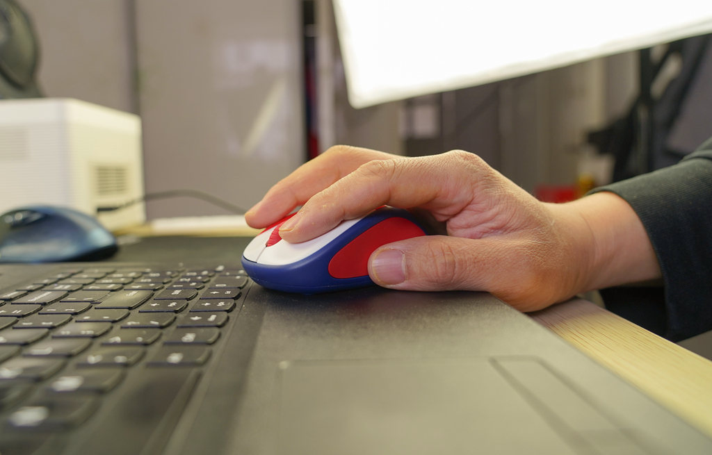 罗技m330无线鼠标推荐,罗技m240鼠标测评