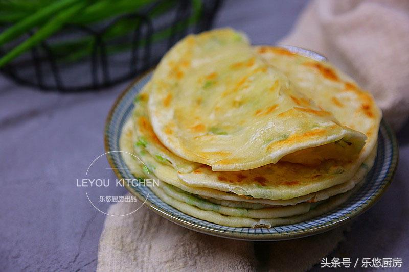 饺子皮做葱花薄饼的家常做法,剩的饺子皮怎么做葱花饼