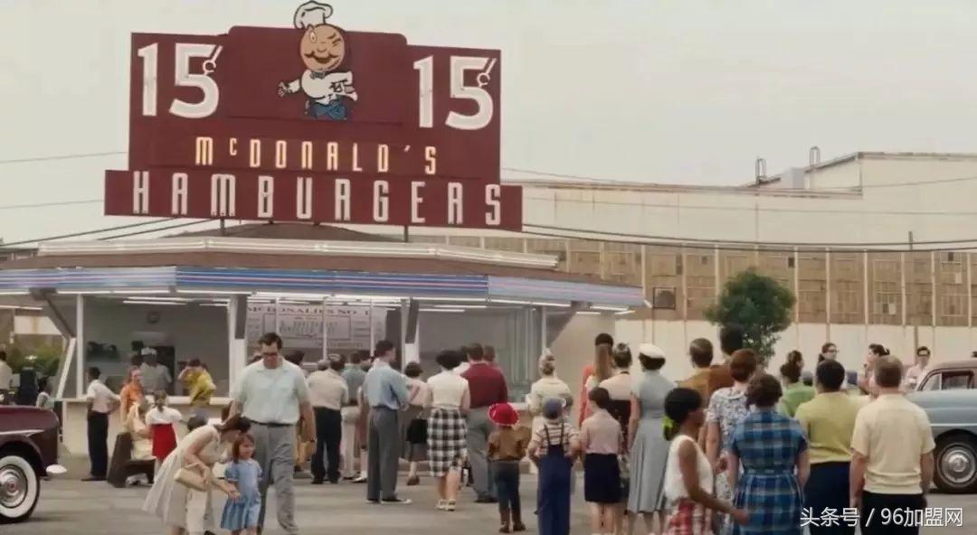 又高又大的餐饮门头,一个门头