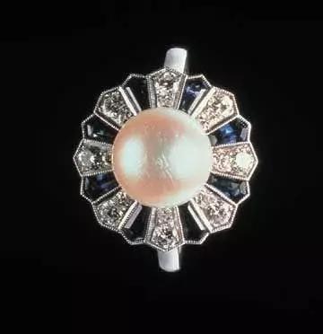 真正的珍珠耳环不变色,珍珠佩戴后变得更有光泽了