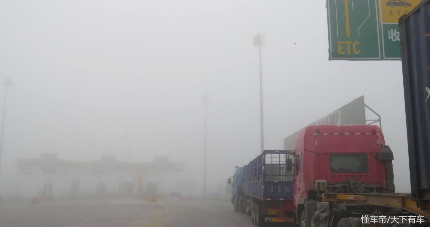 高速追尾前车走了交警怎么定责,高速追尾最前面车不负责吗