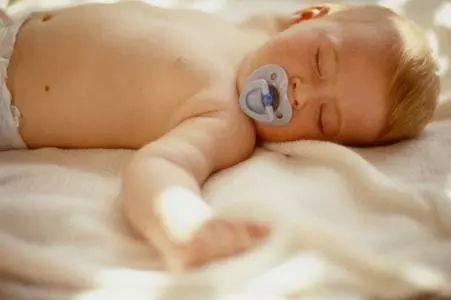 老人用的奶嘴,宝宝用的奶嘴一年了还能用吗