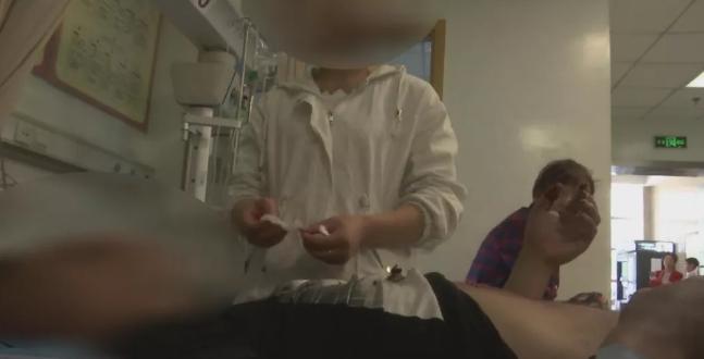 一男子焊油箱下一秒直接发生爆炸,男子用取暖器加热饮料突然爆炸