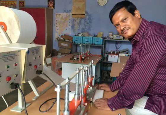 这个穿上女式*裤内**，血漏裤子，成全村变态的他，为爱造出了卫生巾